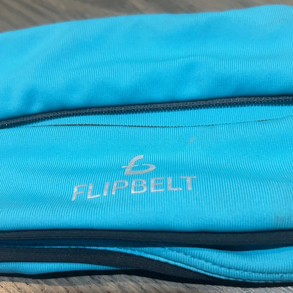 FlipBelt Aqua Running Waist Belt with Zipper - Picture 3 of 6